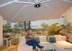 Agent René Thuijs in de nieuwe loungebank van Jardinico. Het bedrijf maakt al meer dan 10 jaar zonneschermproducten in een eigentijds ontwerp. In Keulen presenteerden zij voor het eerst outdoor meubelen naast het assortiment parasols en tuinaccessoires. 